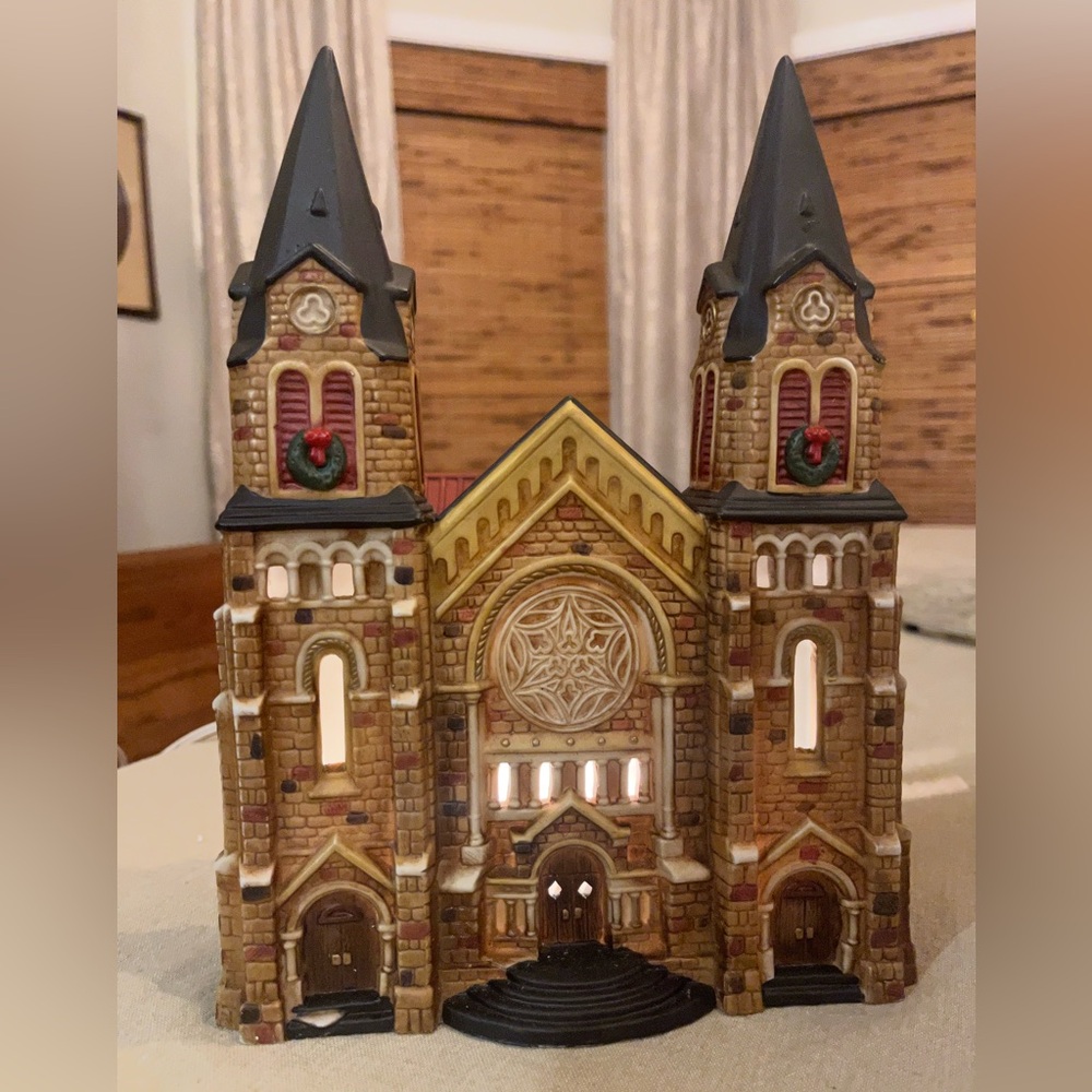 Heartland Valley Village Vintage Victorian Cathedral (1990s)